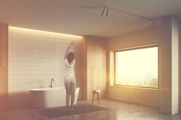 Beyaz ve ahşap banyo köşesinde kadın — Stok fotoğraf