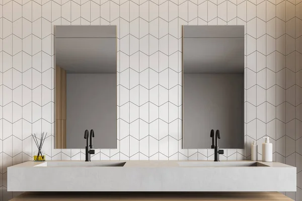 Біла плитка інтер'єр ванної кімнати з подвійною раковиною — стокове фото
