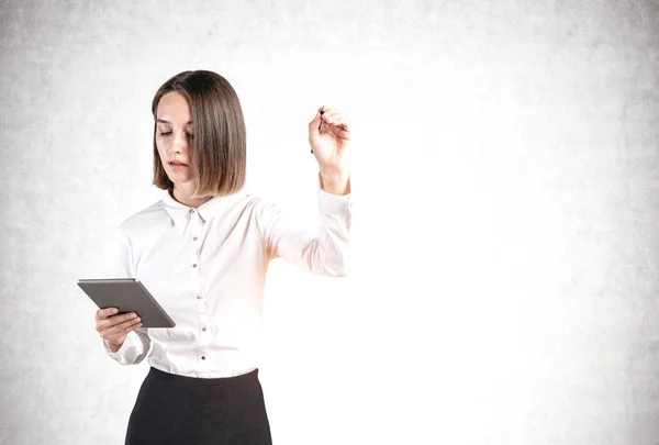 Mujer con escritura de tableta en pantalla virtual — Foto de Stock