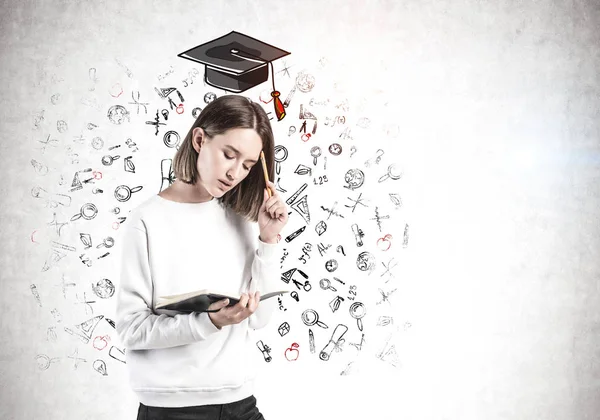 Vrouw met notebook en onderwijs schets — Stockfoto