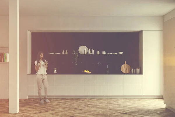 Mulher na cozinha branca e preta — Fotografia de Stock