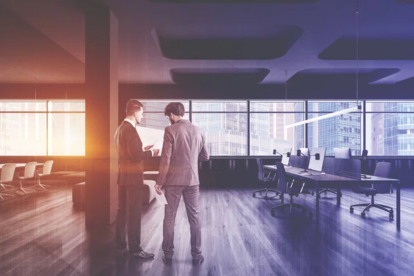 Бізнесмени в панорамному офісі відкритого простору — стокове фото