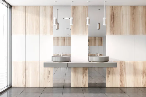Bagno interno in legno e bianco con lavabo — Foto Stock