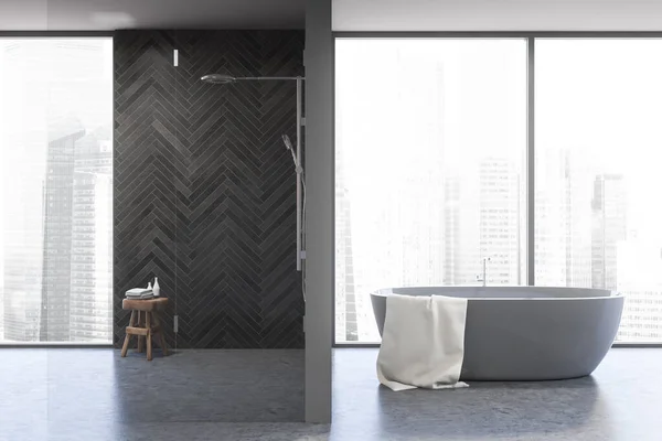 Panoramik siyah ahşap banyo, küvet ve duş — Stok fotoğraf