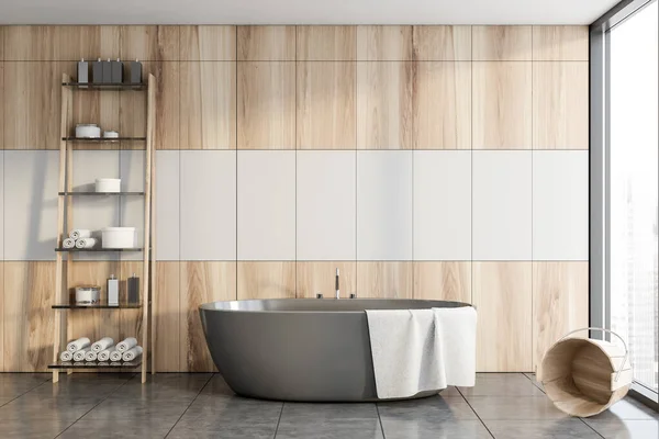 Biała i drewniana łazienka, wanna i półki — Zdjęcie stockowe