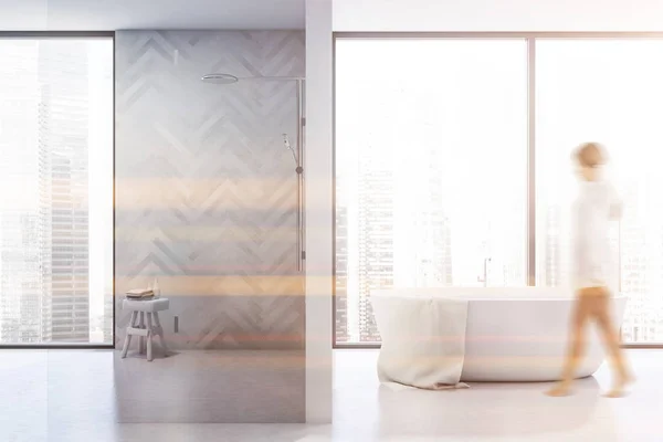 Dziewczyna spaceruje w panoramicznej łazience, wannie i prysznicem — Zdjęcie stockowe