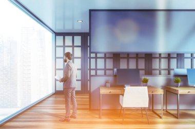 Gri açık alan ofisinde yönetici