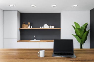 Bilgisayar beyaz ve gri mutfakta.