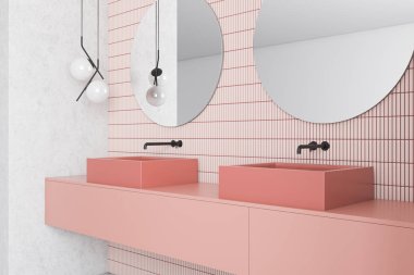 Pembe ve beyaz banyo köşesi, çift lavabo.
