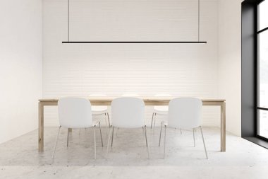 Ahşap masa ile beyaz yemek odası