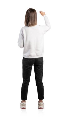 Sıradan bir kadın duvara yazıyor, izole edilmiş.