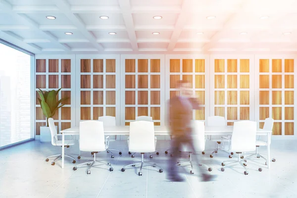 Hombre de negocios camina en la sala de reuniones panorámica blanca — Foto de Stock