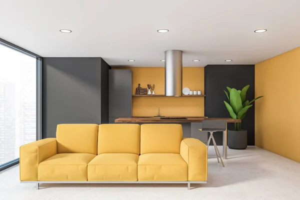 Gelb und grau eingerichtete Küche mit Sofa — Stockfoto