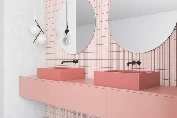Rincón del baño rosa y blanco, doble lavabo —  Fotos de Stock