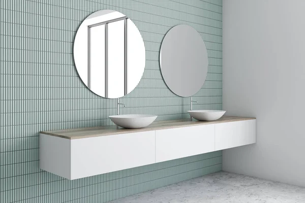 Esquina de baño azul y blanco, lavabo doble —  Fotos de Stock
