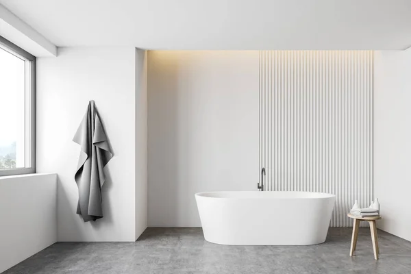 Weißes Loft-Badezimmer mit Badewanne — Stockfoto