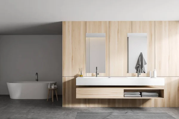 Біла і дерев'яна ванна кімната, ванна і раковина — стокове фото