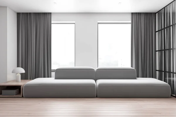 Ampio soggiorno bianco con divano grigio — Foto Stock