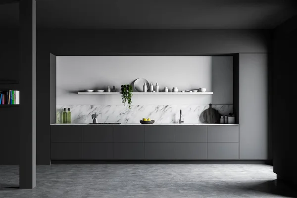 Graue und weiße Küche, Arbeitsplatten und Säulen — Stockfoto