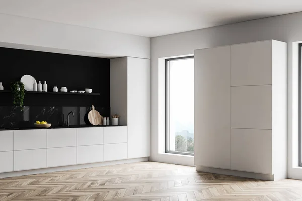 Canto da cozinha branca com bancadas e armário — Fotografia de Stock