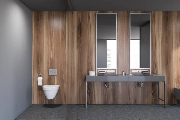Двойная раковина и туалет в деревянной ванной комнате — стоковое фото
