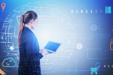 Not defteri olan genç bir kadın, büyük veri arayüzü