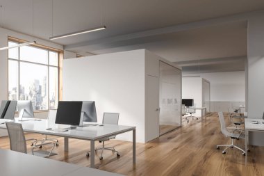 Süslü beyaz açık uzay ofisinde çalışma alanı