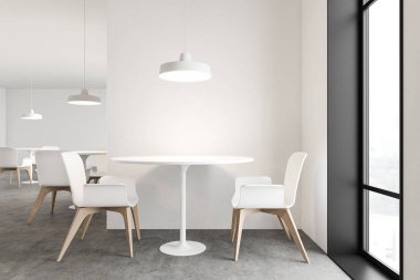 Lüks restoranda yuvarlak masa ve sandalyeler.