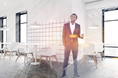 Restoranda gülümseyen Afrikalı adam