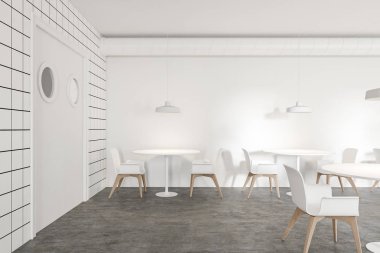 Yuvarlak masalı rahat bir restoran.