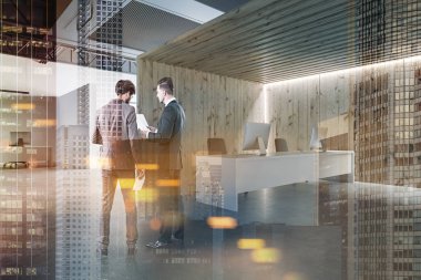 İş adamları açık uzay ofisinde konuşuyor.