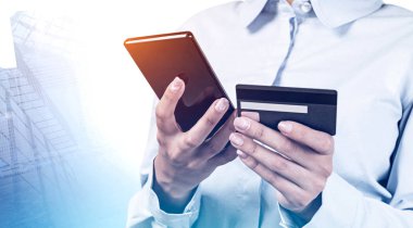 Şehirde telefon ve kredi kartı olan bir kadın.