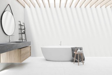 Yuvarlak ayna ile beyaz banyo iç