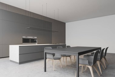 Çatı katı, gri mutfak köşesi, tezgah ve masa.