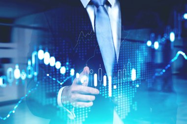 Ofisteki finansal arayüzü kullanan adam