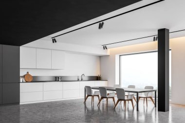 Masa ile beyaz mutfak köşesi