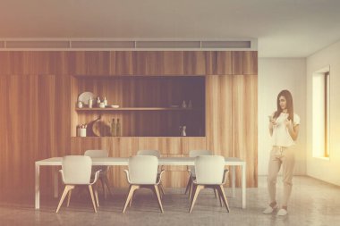 Modern mutfakta masalı genç bir kadın.