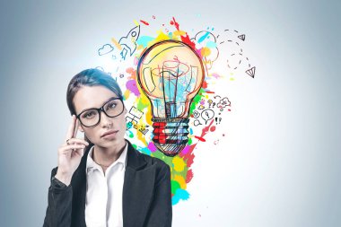 Düşünceli genç kadın ve onun yaratıcı fikri