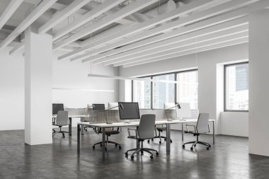 Sütunlu beyaz açık uzay ofisi köşesi