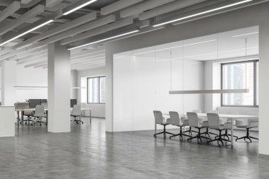 Açık uzay ofisindeki beyaz toplantı odası