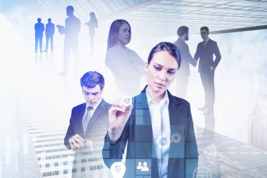 Büyük veri arayüzü kullanan iş kadını