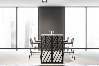 Panoramik ofisteki gri çalışma alanı