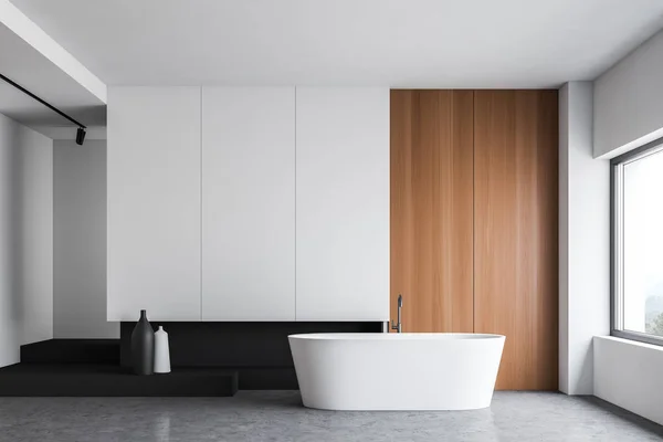 Biała i drewniana łazienka z wanną i wazonem — Zdjęcie stockowe