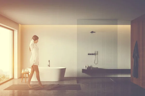 Žena chůze v koupelně s vanou a sprchou — Stock fotografie
