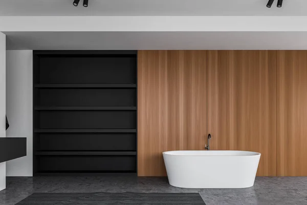 Baño gris y de madera con bañera y estantes —  Fotos de Stock