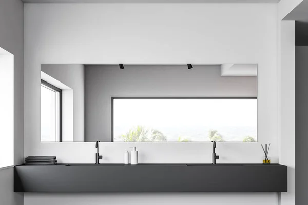 Doppio lavabo in bagno bianco di lusso — Foto Stock