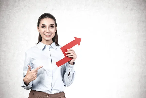 Smiling businesswoman pointing at graph, mock up — Stock Photo, Image