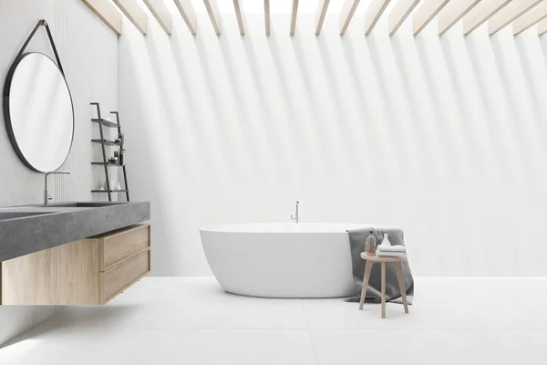 Intérieur salle de bain blanche avec miroir rond — Photo