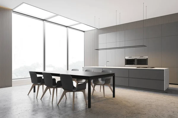 Panoramik gri mutfak köşesi, tezgahlar ve masa — Stok fotoğraf