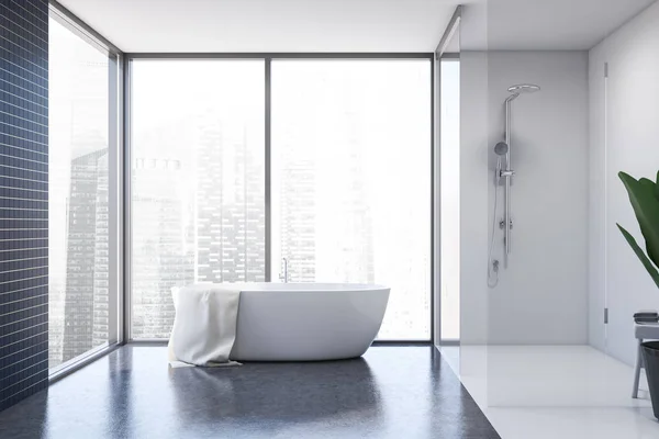 浴槽とシャワー付きの青いタイルと白いバスルーム — ストック写真